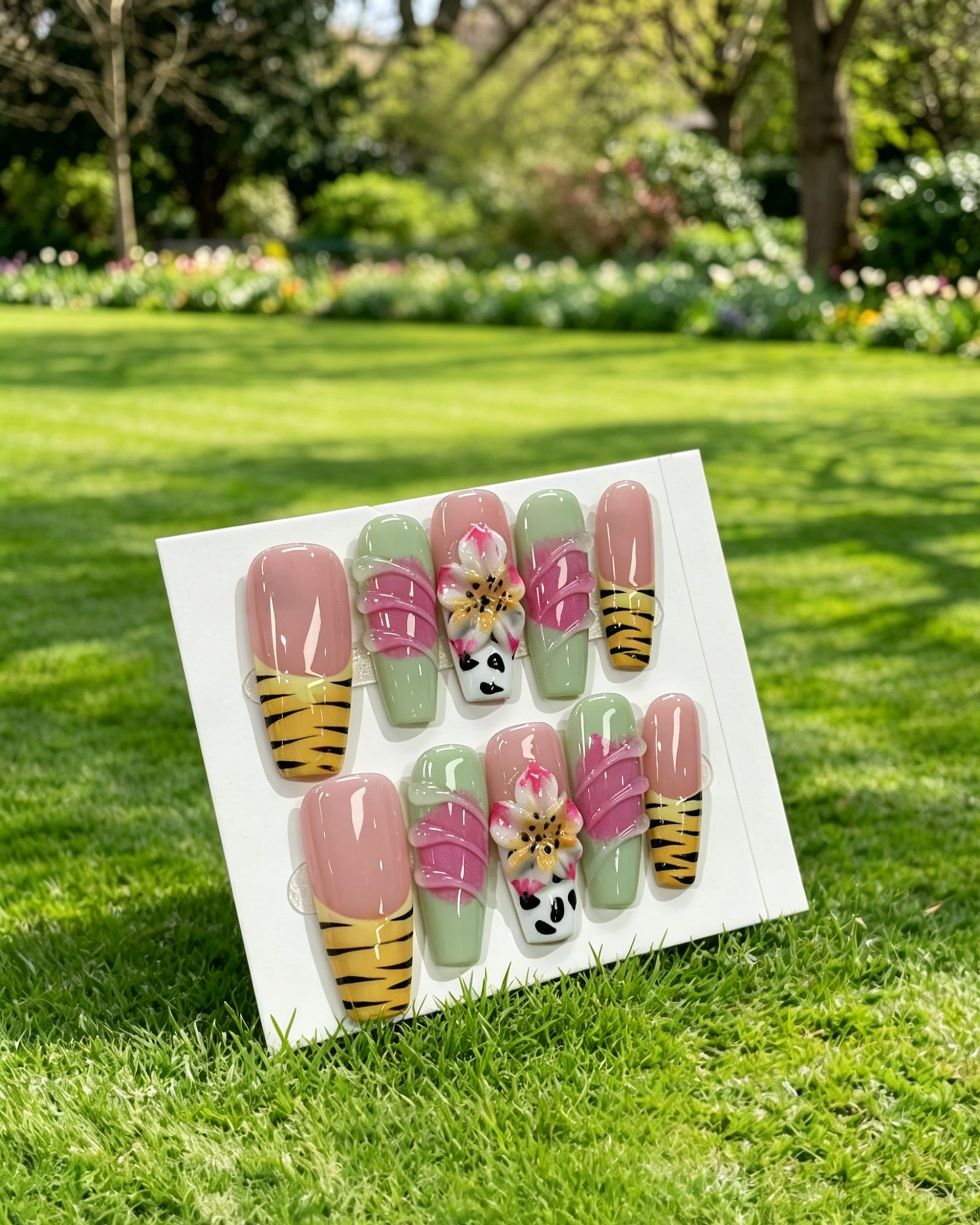 Handmade Press On Nails Tiger Lily Flower Design 24pcs Glossy False Nails Reusable Nail Art Tips with Glue Stickers for Women Girls Gift Party Daily Wear Medium Long Coffin Shape Acrylic Fake Nails Custom Nail Decorations Spring Summer Style Animal Print